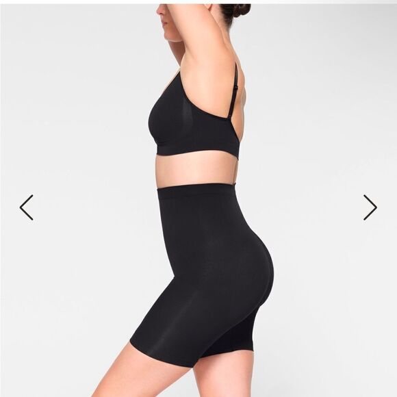 SKIMS NWT mid thigh shorts size XXS in the color onyx - Picture 2 of 6